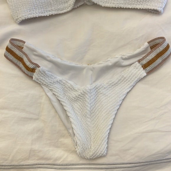 Bikini - Picture 3 of 8